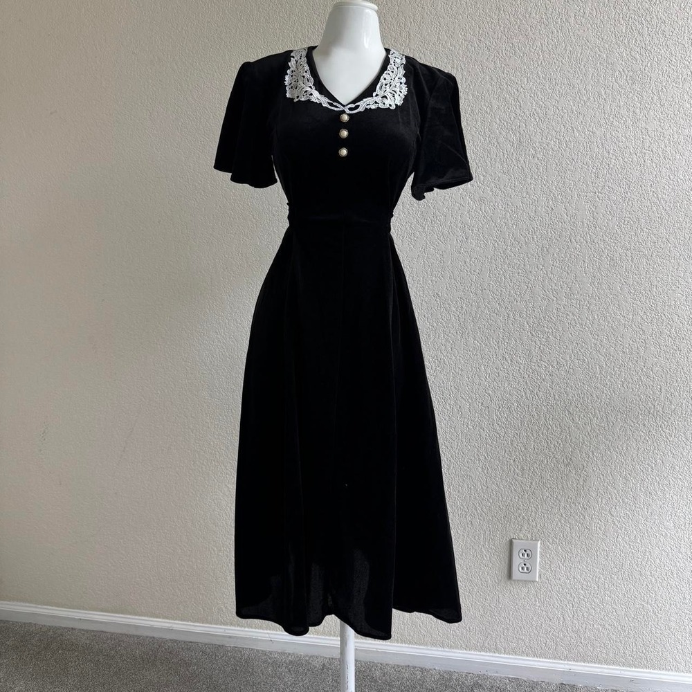 Breakin' Loose Black Vintage velvet midi dress white lace collar